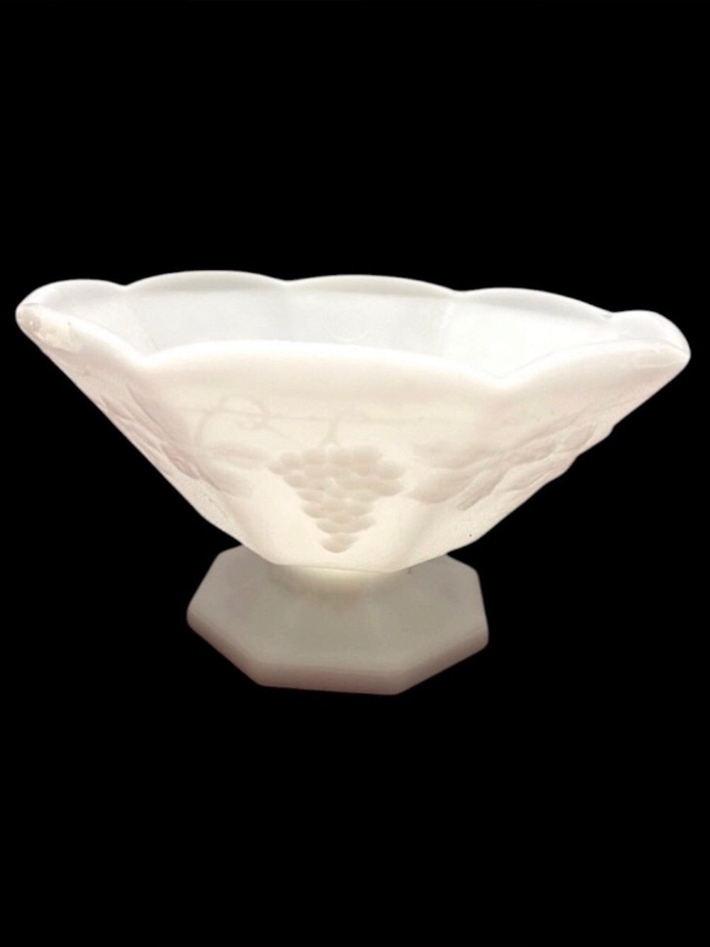 Anchor Hocking Vtg Milk Glass Fruit Bowl Grape Pattern.